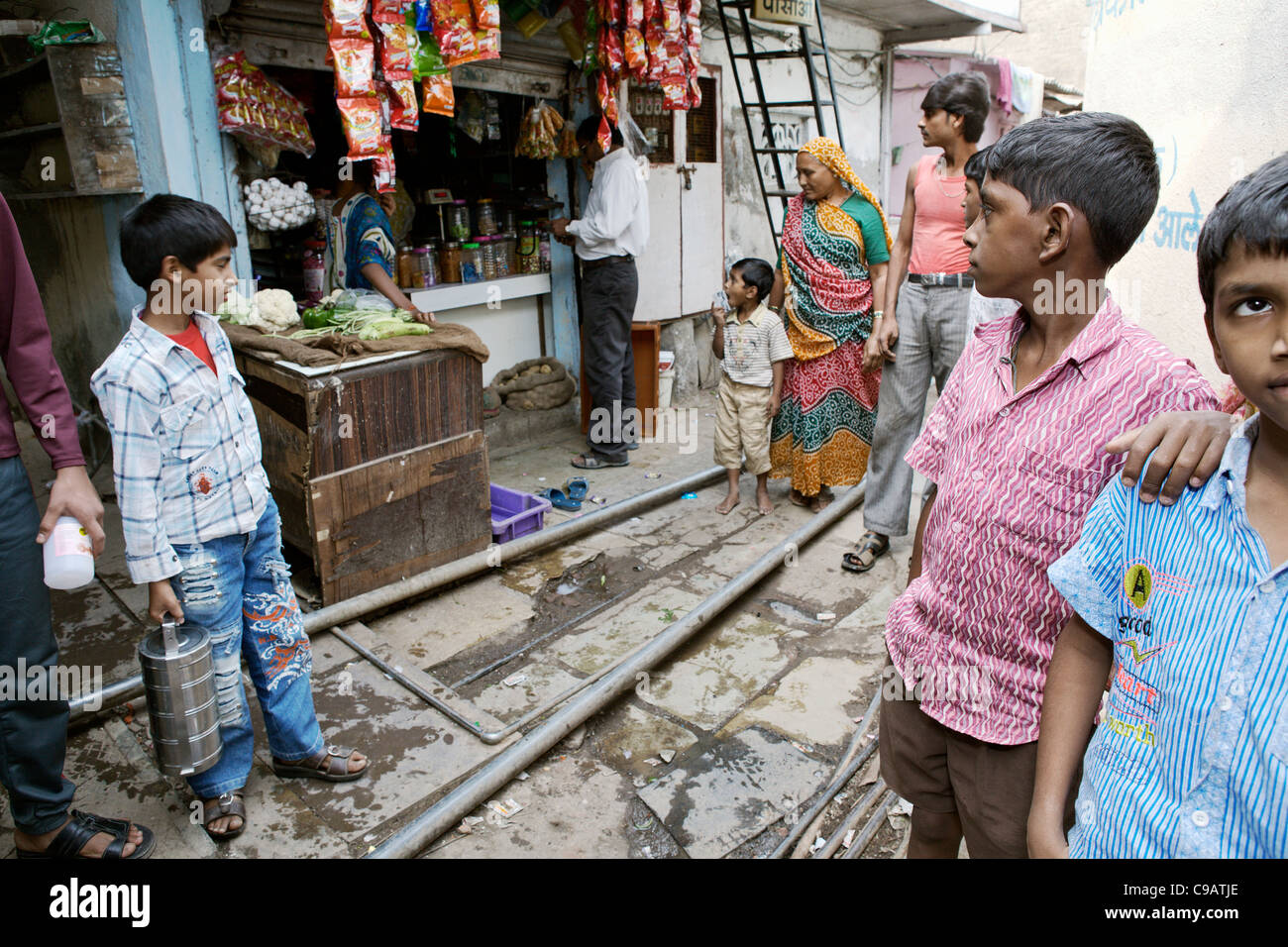 Straßenansicht in Subash Nagar Slumviertel in Mumbai, Indien. Stockfoto