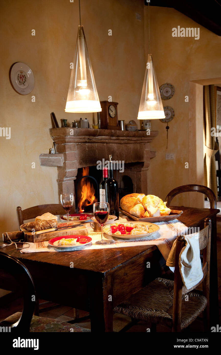 Italienische Landküche serviert typisch italienisches Essen und Rotwein, Umbrien, Italien Stockfoto