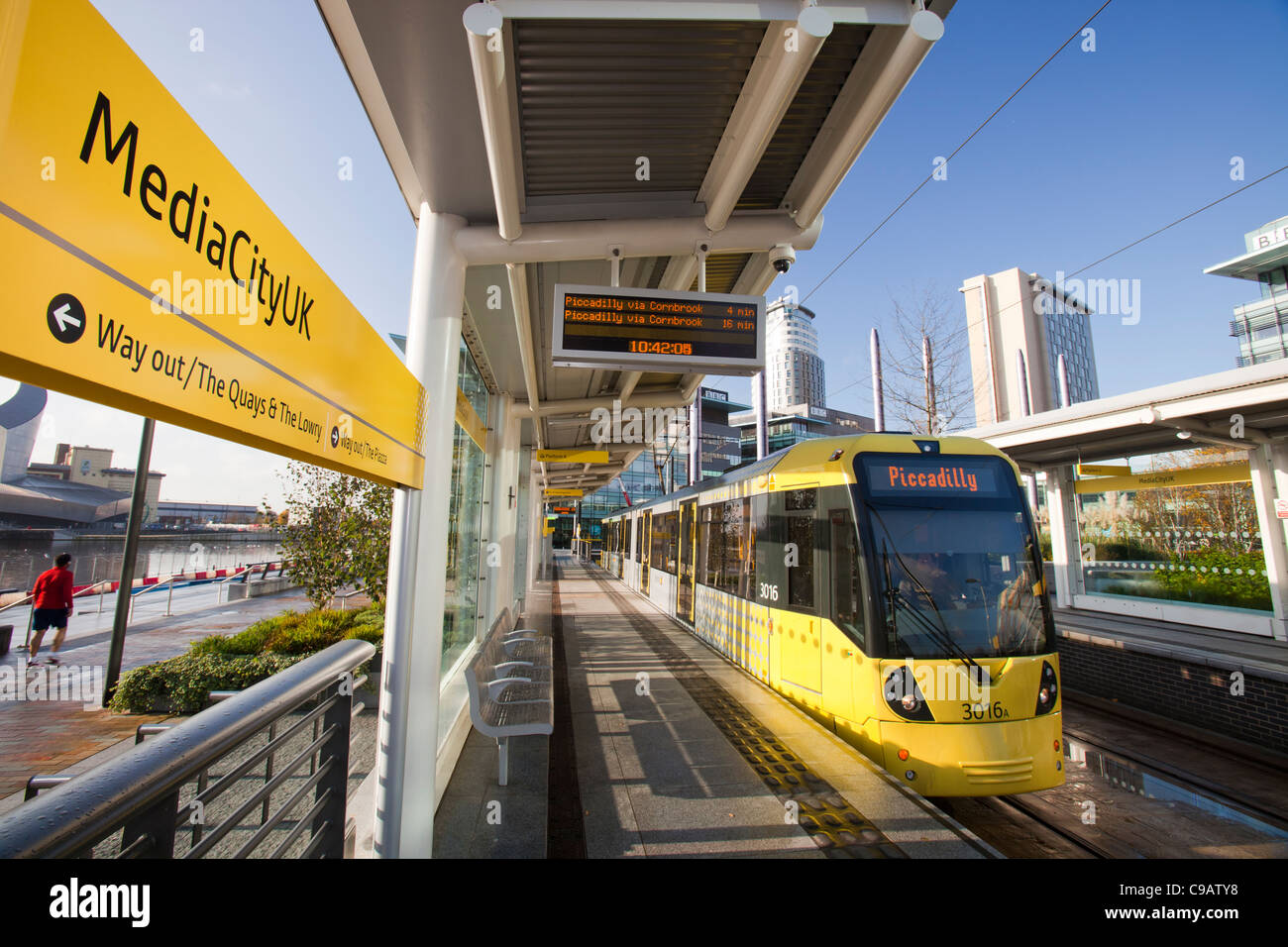 Eine Straßenbahn an der Media City, Salford Quays, Manchester, UK. Stockfoto