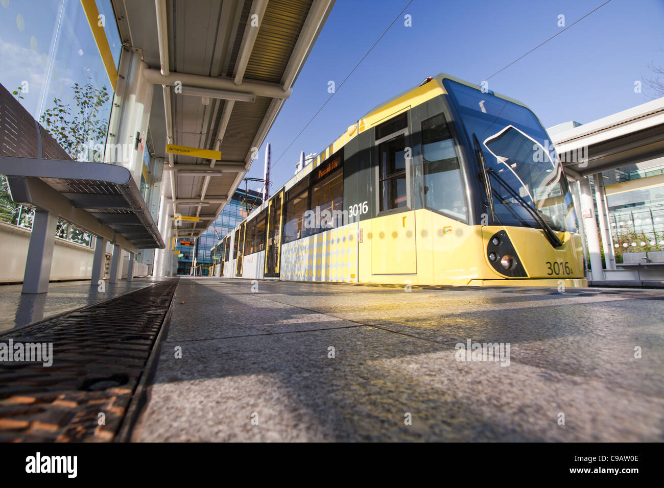 Eine Straßenbahn an der Media City, Salford Quays, Manchester, UK. Stockfoto