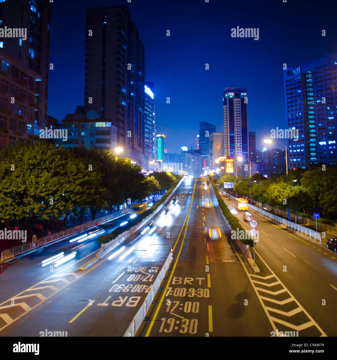 geschäftige Großstadt Nachtverkehr verwischen Bewegung in Guangzhou China Stockfoto
