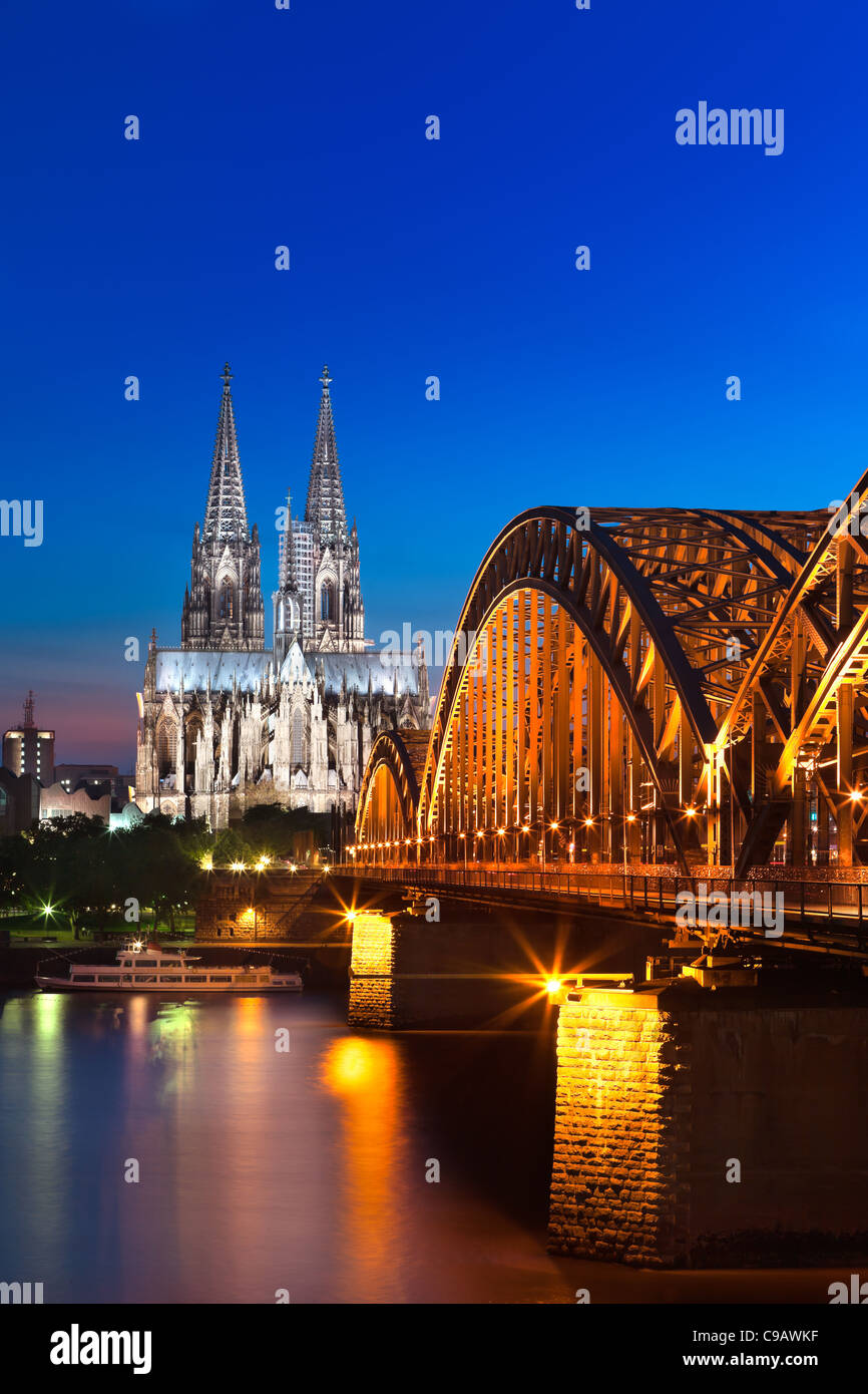 Kölner Dom & Hohenzollernbrücke nach Sonnenuntergang Stockfoto