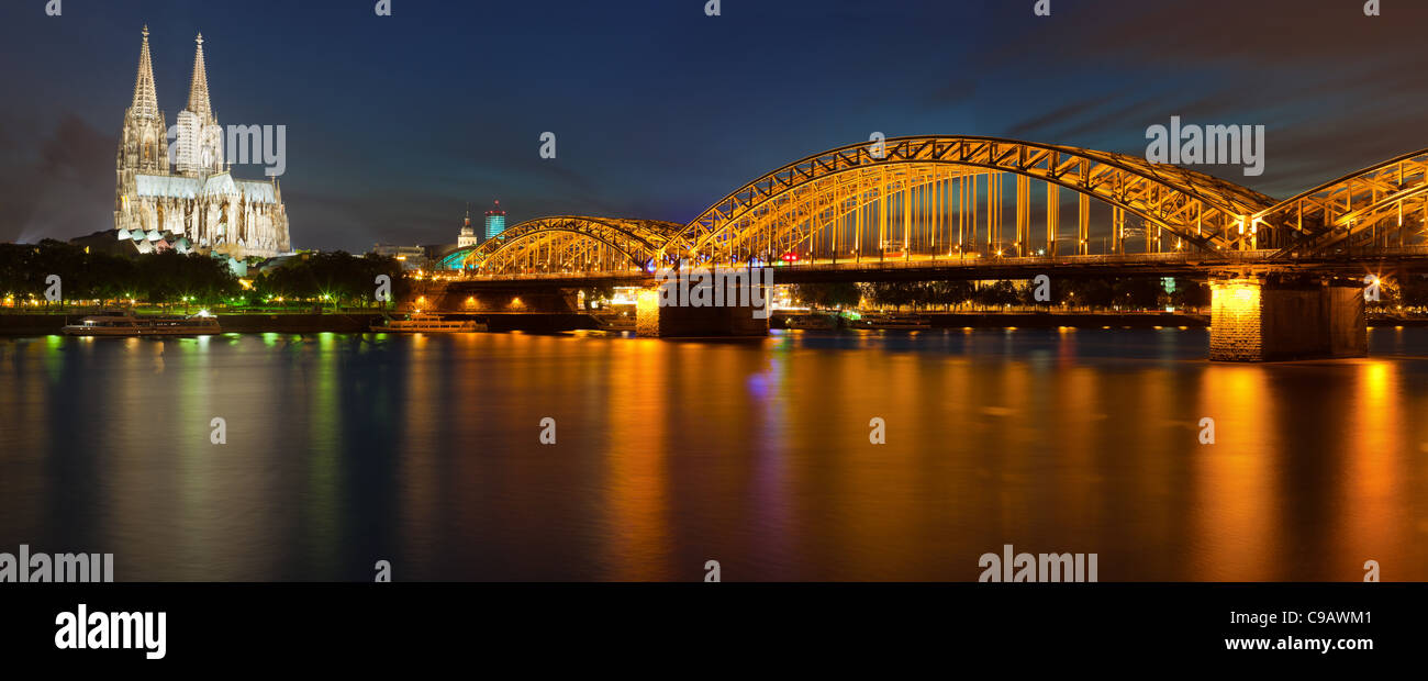 Kölner Dom & Hohenzollernbrücke nach Sonnenuntergang Stockfoto