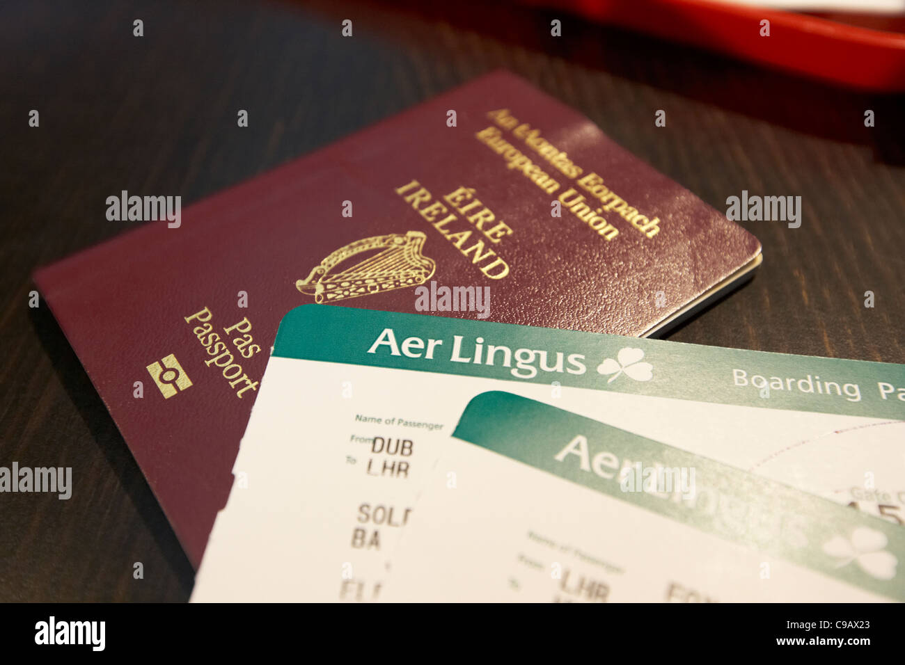 Neuer irischer biometrischer EU-Pass mit aer lingus Bordkarten dublin nach heathrow republik irland Stockfoto