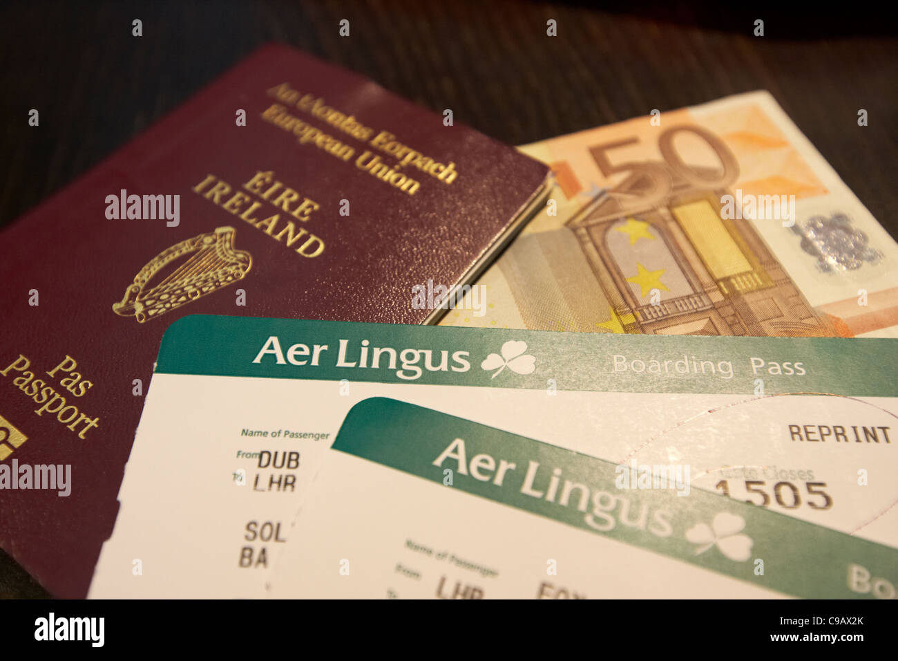 neue irische Eu biometrischen Pass mit Aer Lingus Boarding Karten Irland Stockfoto