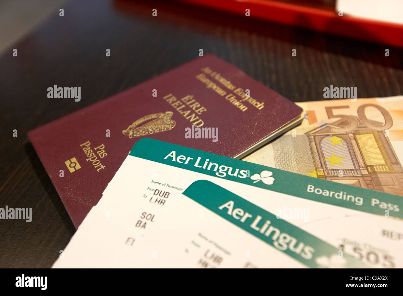 neue irische Eu biometrischen Pass mit Aer Lingus Boarding Karten Irland Stockfoto