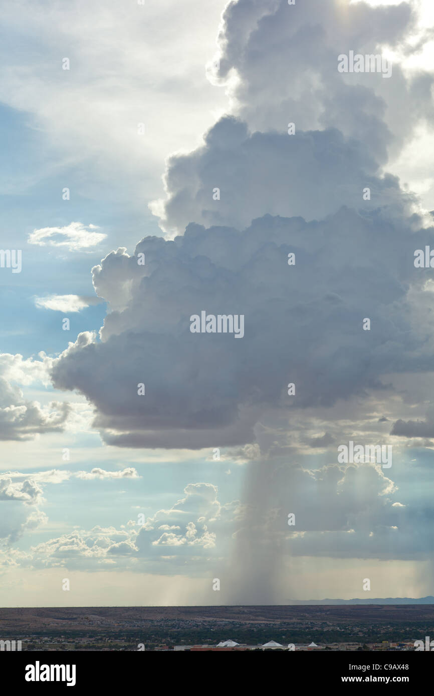 Großen Gewitterwolke mit Spalte von Regen und Sonne oben Stockfoto