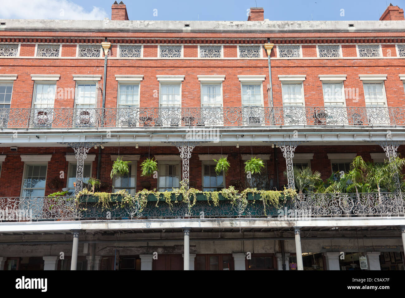 Gebäude mit Balkonen in der Innenstadt von New Orleans, Louisiana Stockfoto