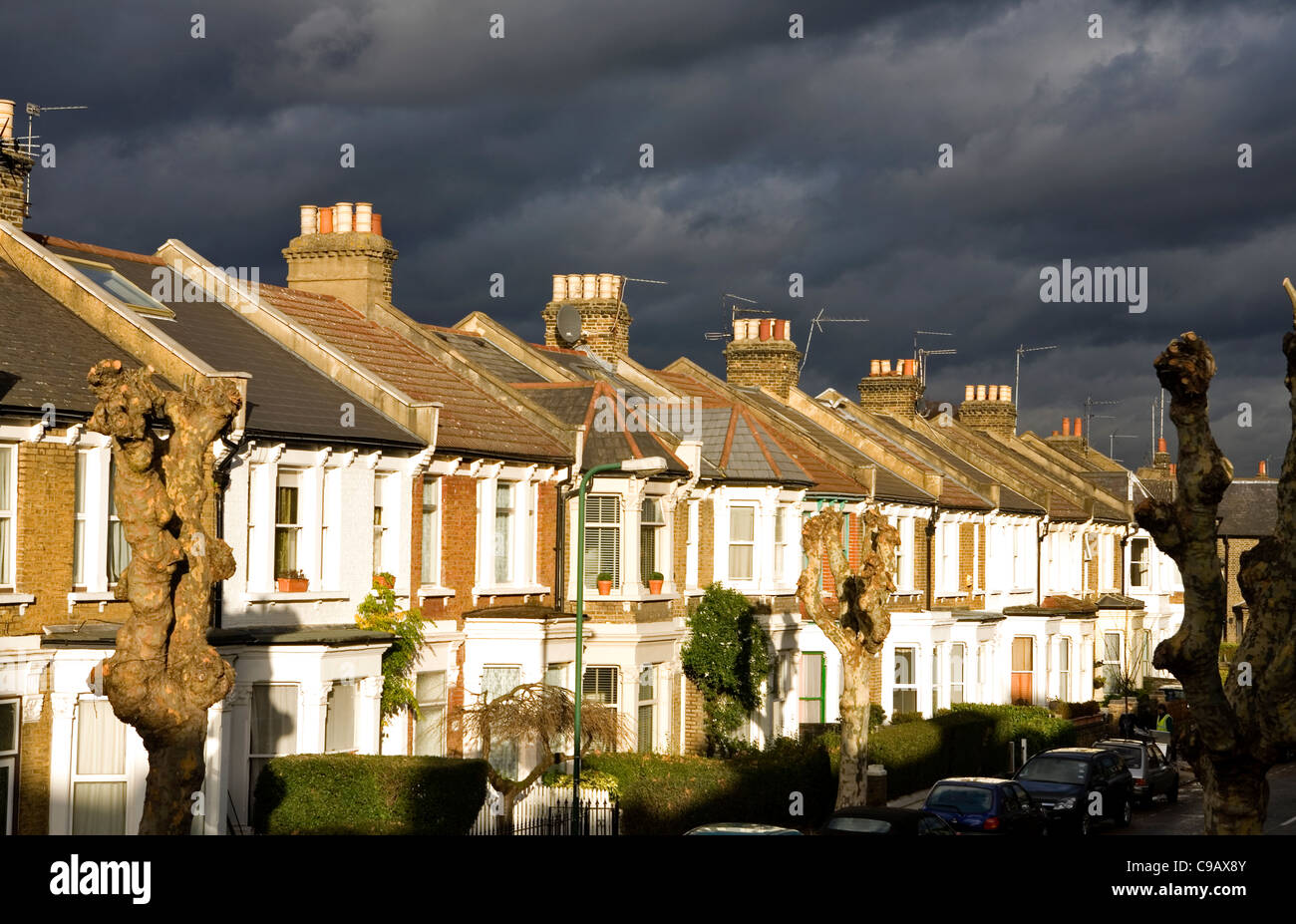 Viktorianische Häuser mit dunklen Wolken im Hintergrund. Stockfoto