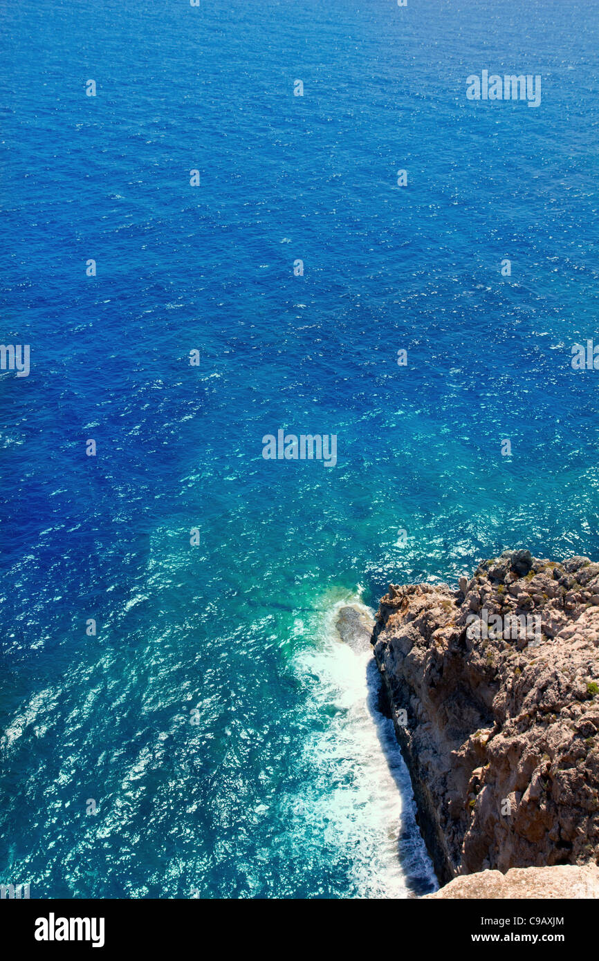 Mittelmeer-Schaum Felsenufer Formentera Barbaria Kap Stockfoto
