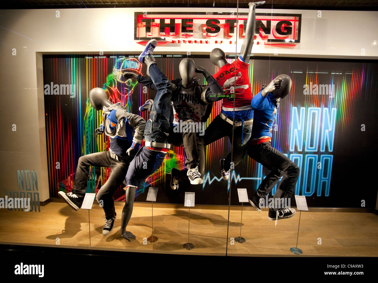 Mannequins in einer Mode shop Fenster, London, England, UK Stockfoto