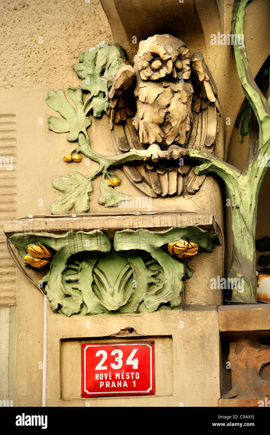Prag, Tschechische Republik. Detail der Fassade am Masarykovo Nábreží 26. Stockfoto