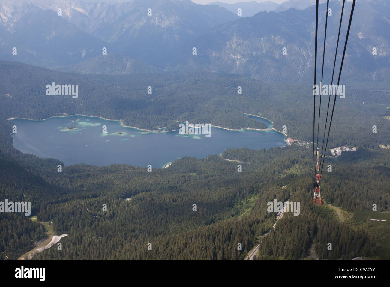 Die Seilbahnen nach unten von Deutschlands höchstem Berg, der Zugspitze Stockfoto