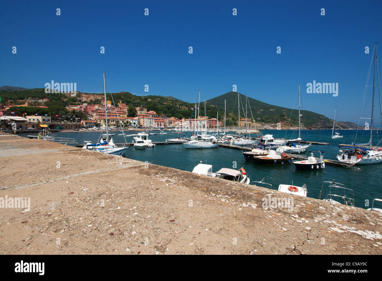 Hafen von Rio Marina, Insel Elba, Toskana, Italien, Meer, Sommer Stockfoto