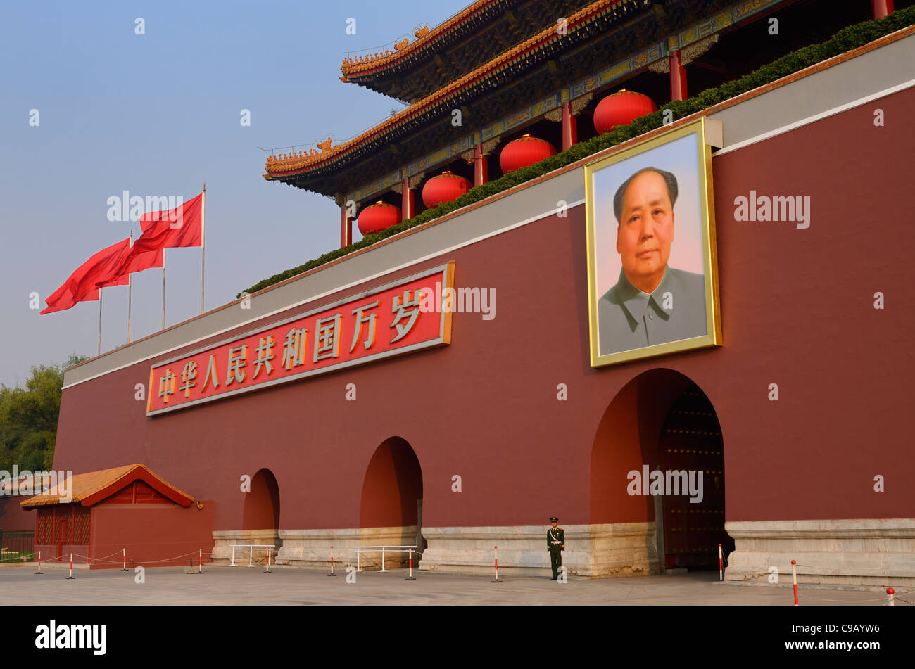 Einsamer Völker bewaffnete Polizisten am Tiananmen-Tor des himmlischen Friedens mit Mao Zedong Porträt Stockfoto