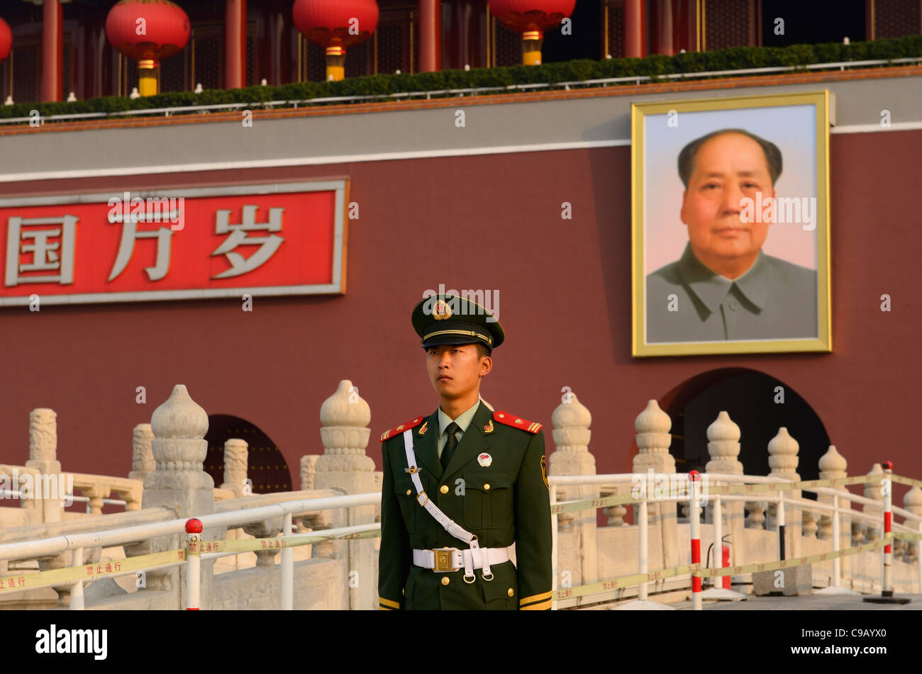 Völker bewaffnete Polizisten mit Portrait von Mao Zedong auf dem Tiananmen-platz Tor des Himmlischen Friedens in Peking Volksrepublik China Stockfoto