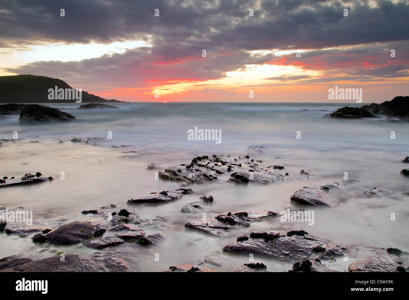 Trebetherick Punkt; Sonnenuntergang; Daymer Bay; Blick in Richtung Brea Hill; Cornwall; UK Stockfoto