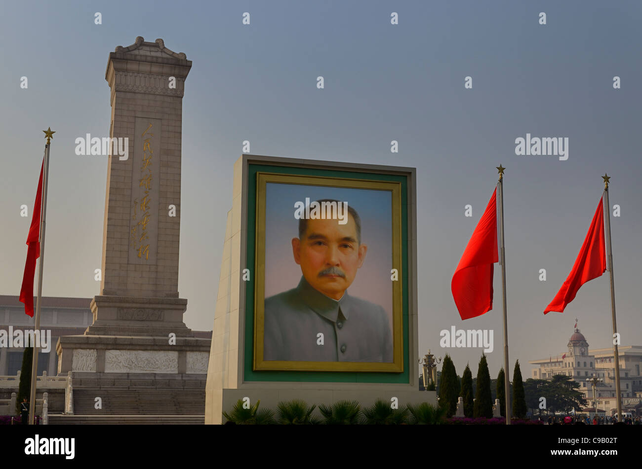 Portrait von Sun Yat Sen mit Denkmal für die Völker Helden auf dem Platz des Himmlischen Friedens in Peking mit roten China Flags Stockfoto