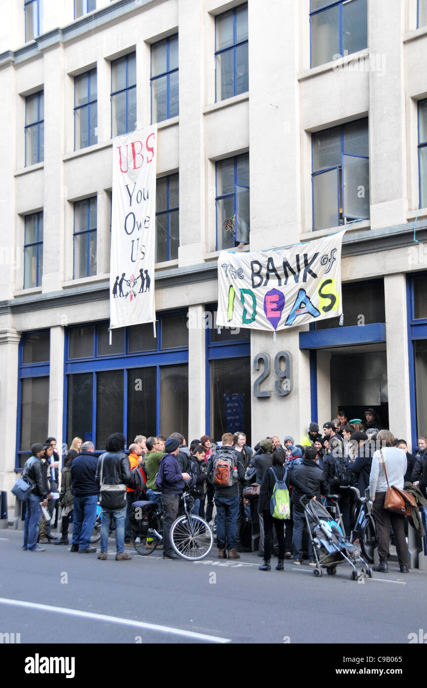 Occupy London Aktivisten halten ein Treffen außerhalb der UBS Gebäude besaß, die sie in der Nähe von Liverpool Street, Samstag, 19. November besetzt haben Stockfoto