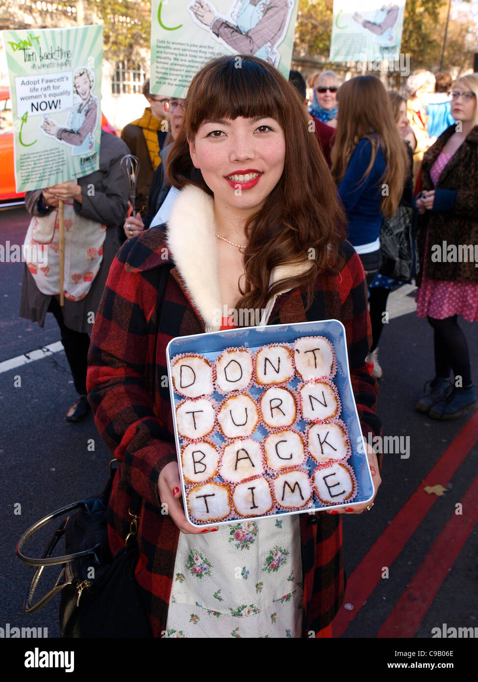 London, UK. 19. November 2011. Fawcett Society Mitglieder und Unterstützer marschieren und kämpfen heute, David Cameron zu sagen "Nicht turn back Time auf die Gleichstellung von Frauen".  Die 50er Jahre unter dem Motto Demonstration soll die wachsende Ungleichheit betrifft Frauen hervorheben. Stockfoto