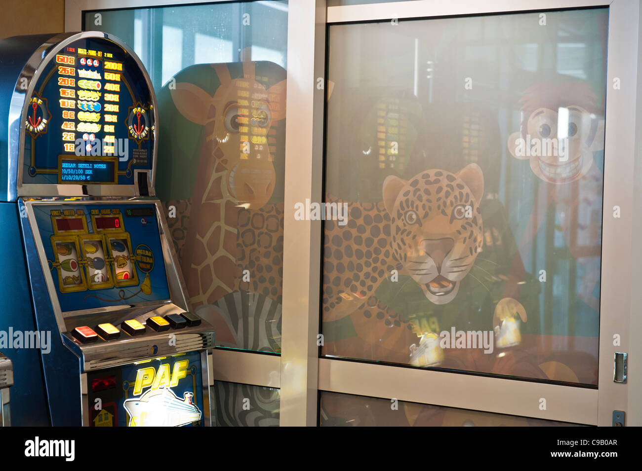 Slot-Maschine neben den Spielbereich für Kinder an Bord des Kreuzfahrtschiffes Schiff Birka Paradise Stockfoto