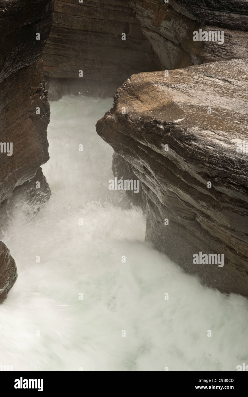 Wildwasser Rauschen durch eine Kalkstein-Schlucht. Stockfoto