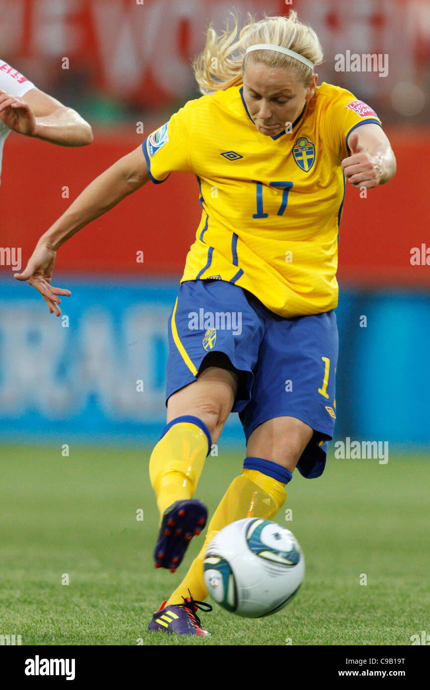 Lisa Dahlkvist aus Schweden schießt am 6. Juli 2011 in Wolfsburg den Ball gegen die Vereinigten Staaten bei einem Spiel der FIFA Frauen-Weltmeisterschaft Gruppe C in der Arena im Allerpark. Nur redaktionelle Verwendung. Kommerzielle Nutzung verboten. Stockfoto