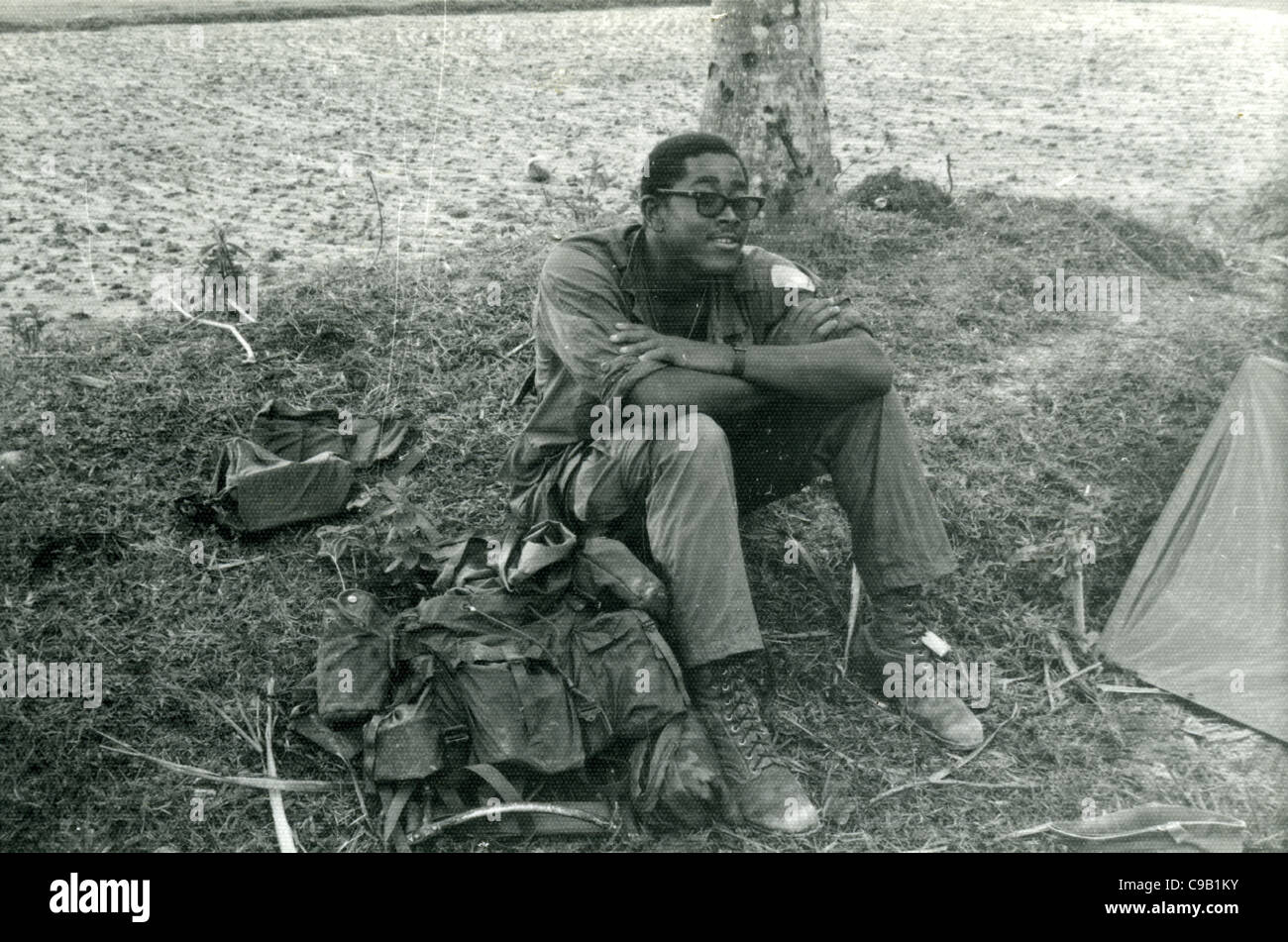 Afrikanische amerikanische Soldaten ruht neben seiner Ausrüstung. 101. ABN im Ashau Valley während des Vietnam-Krieges. schwarzen Soldaten Stockfoto
