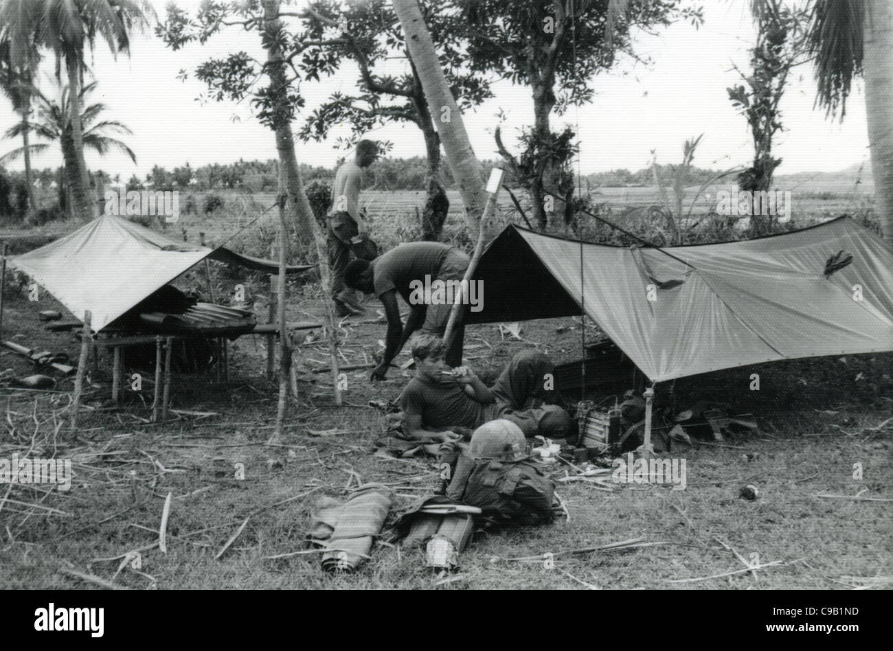 Amerikanischer Radio Mann RTO ruhenden qualmender Zigarette neben Zelt. 101. ABN im Ashau Valley während des Vietnam-Krieges. Stockfoto