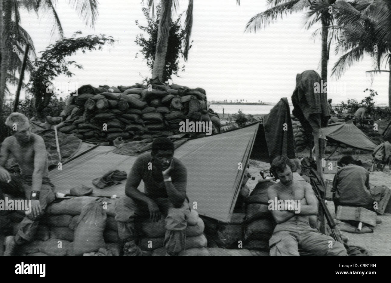 Soldaten ruhen neben Sandsäcke Bunker. 101. ABN im Ashau Valley während des Vietnam-Krieges. Stockfoto