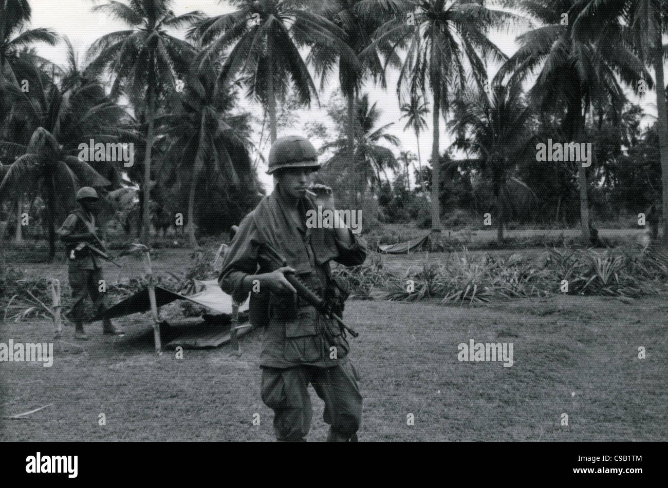 GI-qualmender Zigarette, hält M16 auf Patrouille. 101. ABN im Ashau Valley während des Vietnam-Krieges. Stockfoto