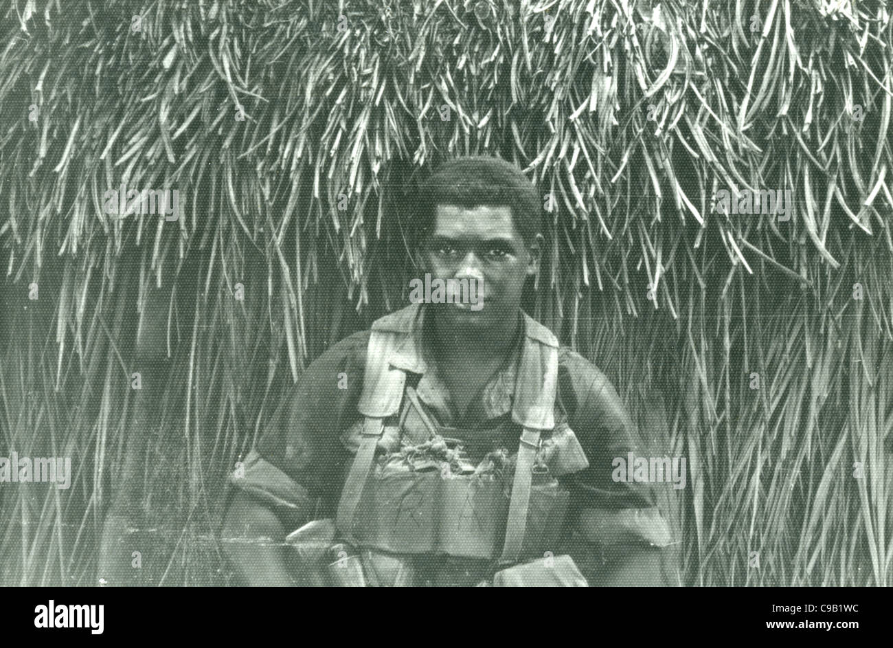 Afroamerikanische Soldaten neben Hütte. 101. ABN im Ashau Valley während des Vietnam-Krieges. Stockfoto
