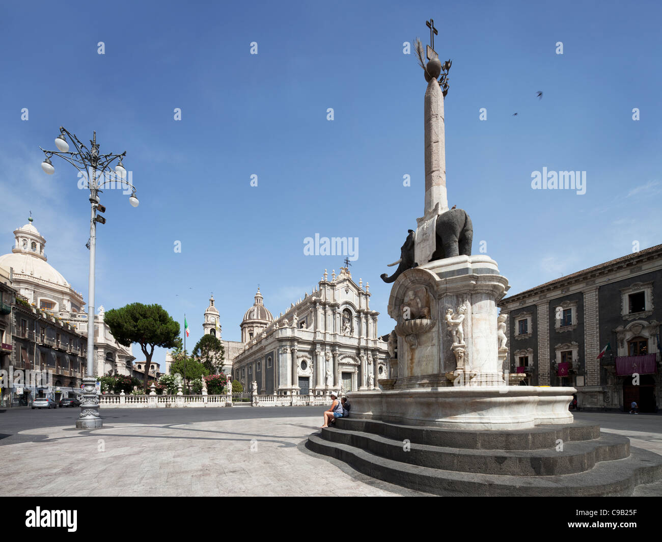 Piazza Duomo, Treffpunkt für Einheimische und Touristen in Catania Stockfoto