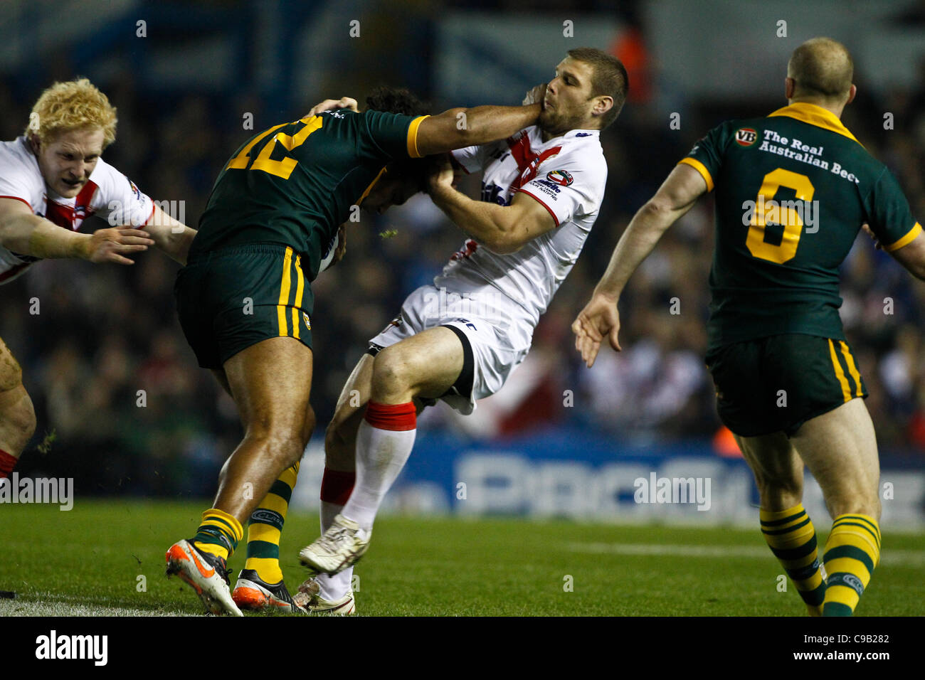 19.11.2011. Leeds, England. Gillette-vier-Nationen-Rugby-League-Finale.  Sam Thaiday Australiens hands-off James Roby von England. Stockfoto