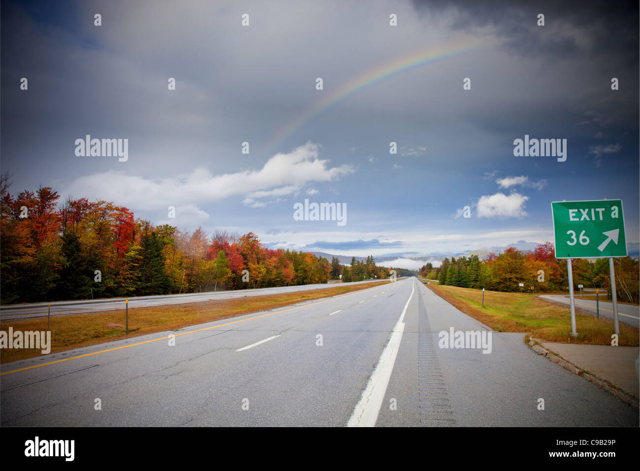 High-Speed-Autobahn, Landschaft mit grauem Himmel und Regenbögen Stockfoto