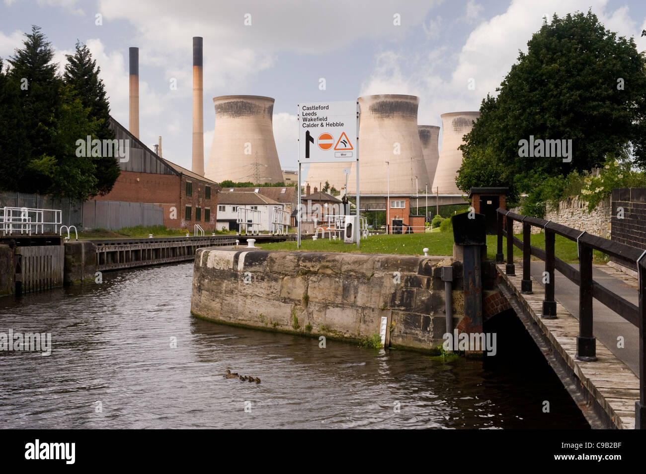 Kühltürme und Schornsteine von Ferrybridge 'C' Power Station &-Zeichen mit Wegbeschreibungen von Aire und Calder Navigation Kanal - West Yorkshire, England, UK. Stockfoto