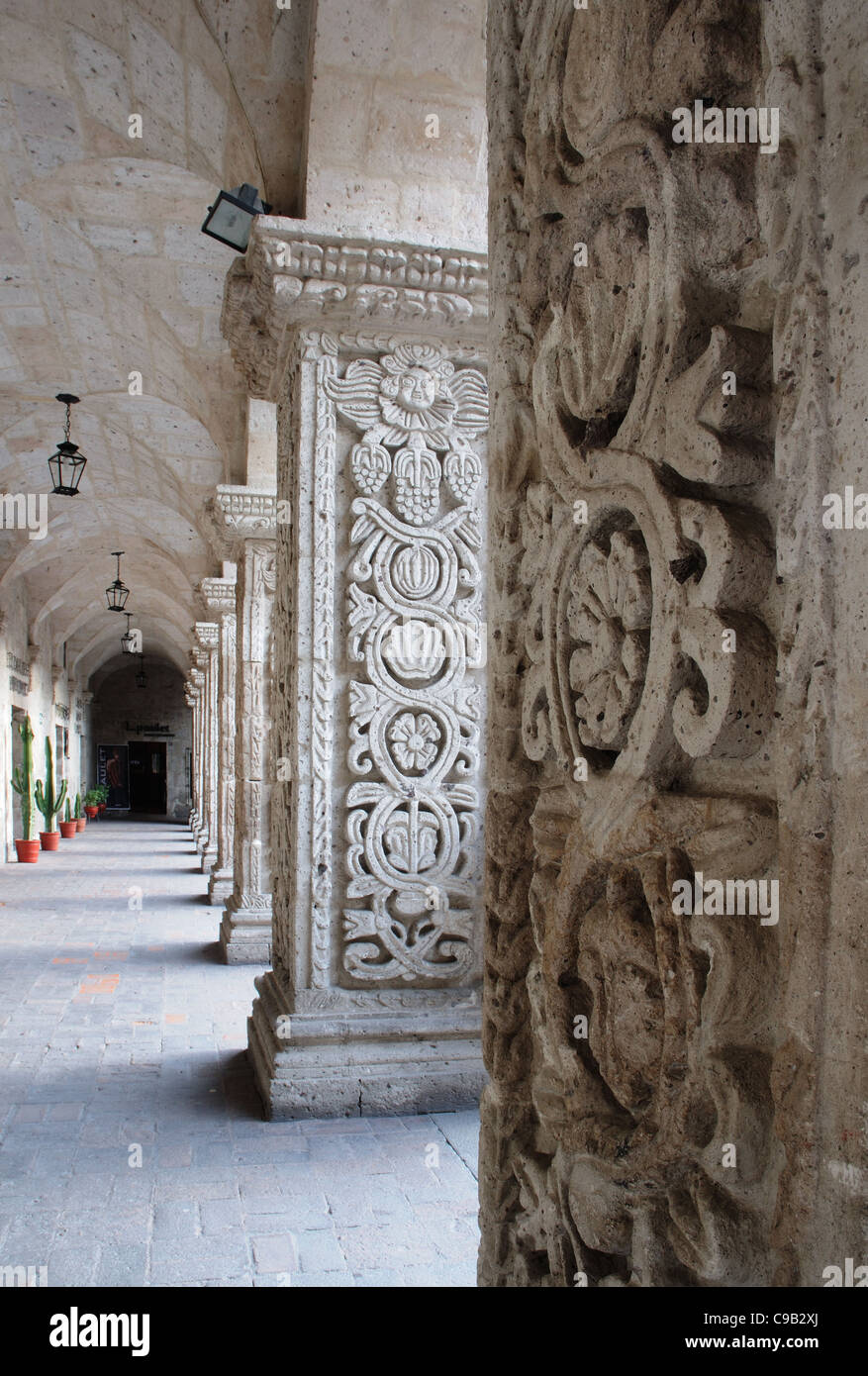 Stein-Säulen vor der Basilika Kathedrale in Arequipa Stockfoto