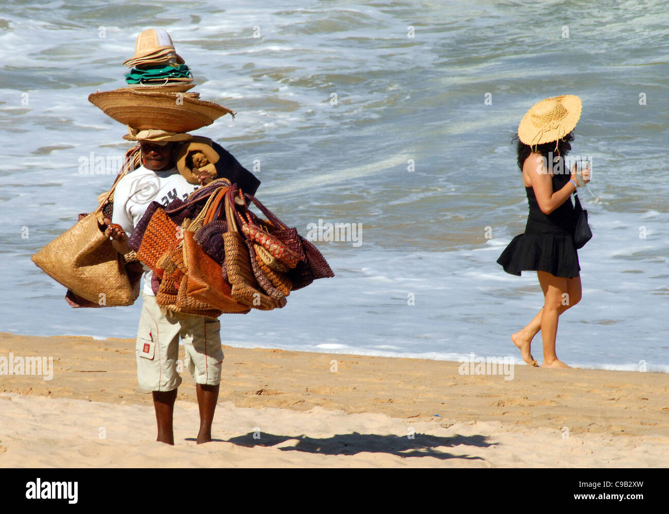 HUT-VERKÄUFER UND ZUFRIEDENER KUNDE ATCOSTA DIO SAUIPE, STRAND, Stockfoto