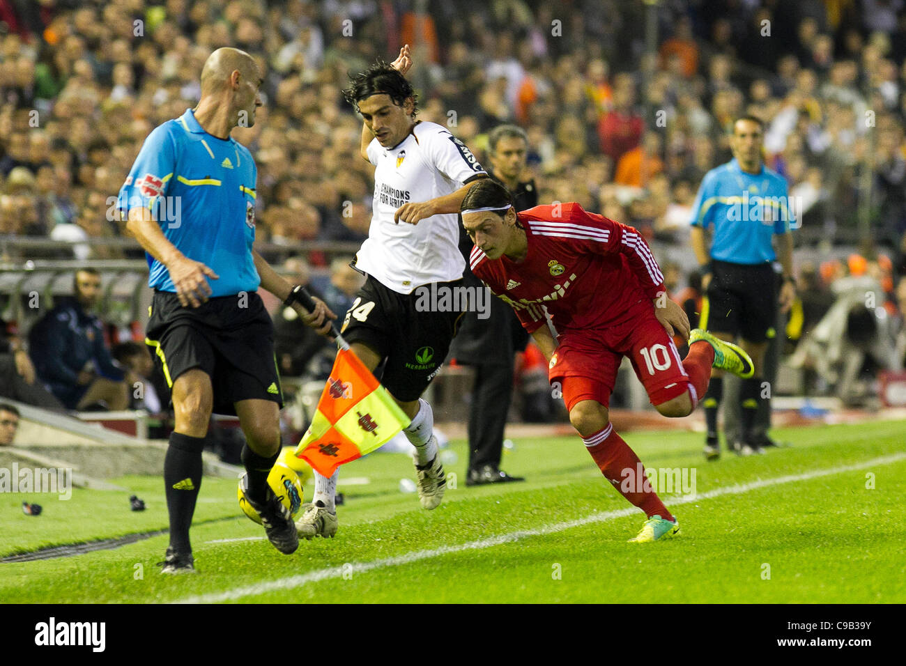 19.11.2011. Valencia, Spanien Fußball-match zwischen Valencia Club de Futbol und Real Madrid Club de Futbol, 13. Reise der Liga BBVA entspricht---Tino Costa von VAlencia CF und Mesut Ozil kämpfen für einen ball Stockfoto