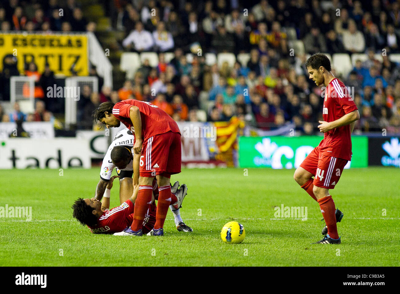 19.11.2011. Valencia, Spanien-Fußballspiel zwischen Valencia Club de Futbol und Real Madrid Club de Futbol, entsprechend 13. Reise der Liga BBVA---Marcelo, Real MAdrid Verteidigung verletzt, umgeben von anderen Spielern Stockfoto