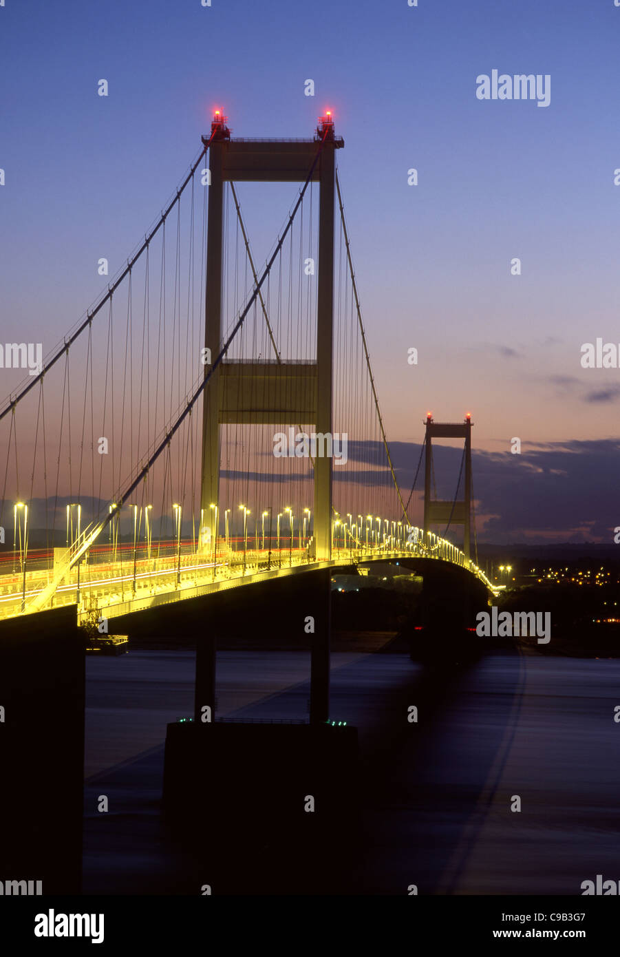 "Alten" / original Severn Hängebrücke M48 nachts Aust Gloucestershire England UK Stockfoto