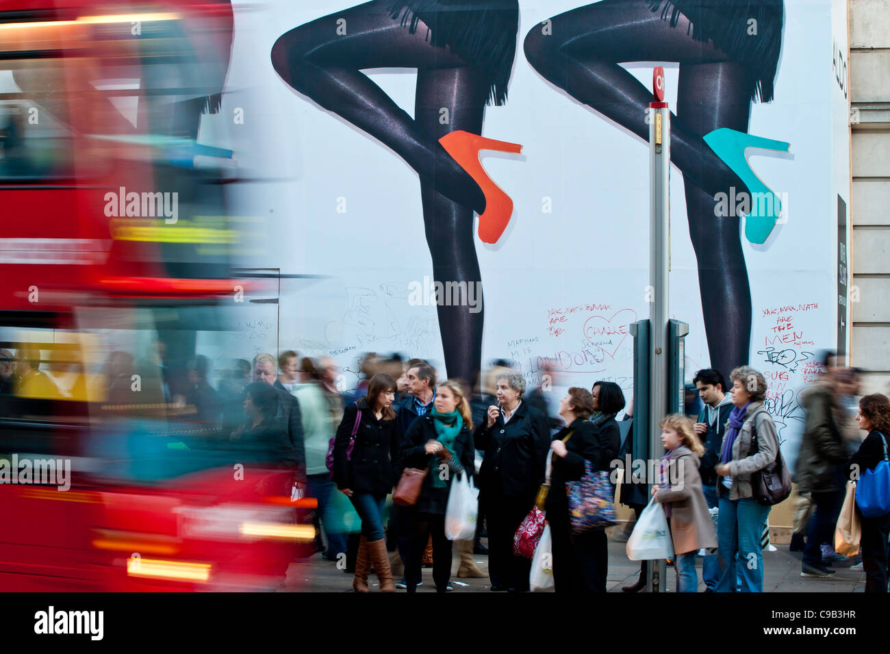 Oxford Street beschäftigt mit Käufern, London, Vereinigtes Königreich Stockfoto