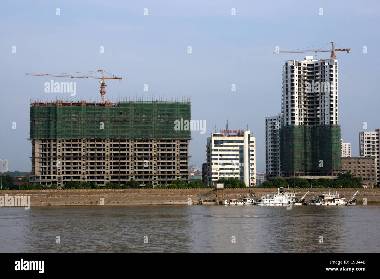 Neue Gebäude an den Ufern des Jangtse-Flusses in Jiujiang, China Stockfoto