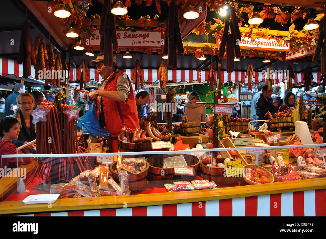 Wurst Stand auf deutschen Weihnachtsmarkt, Marktplatz, Kingston upon Thames, Greater London, England, Vereinigtes Königreich Stockfoto