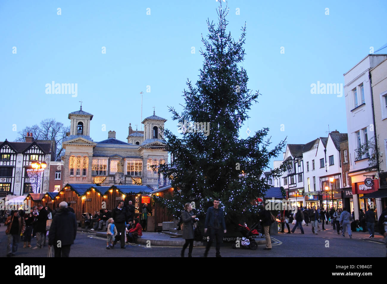 Deutscher Weihnachtsmarkt in der Abenddämmerung, Marktplatz, Kingston upon Thames, Royal Borough of Kingston upon Thames, Greater London, England, Vereinigtes Königreich Stockfoto