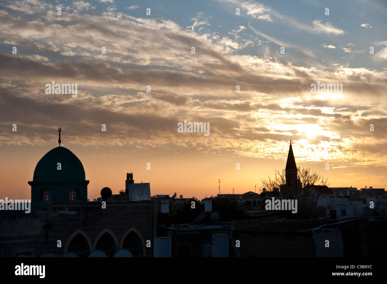 Türme, Kuppeln und Minarette Puncutate Akko (Acre), Israel, Skyline bei Sonnenuntergang. Stockfoto