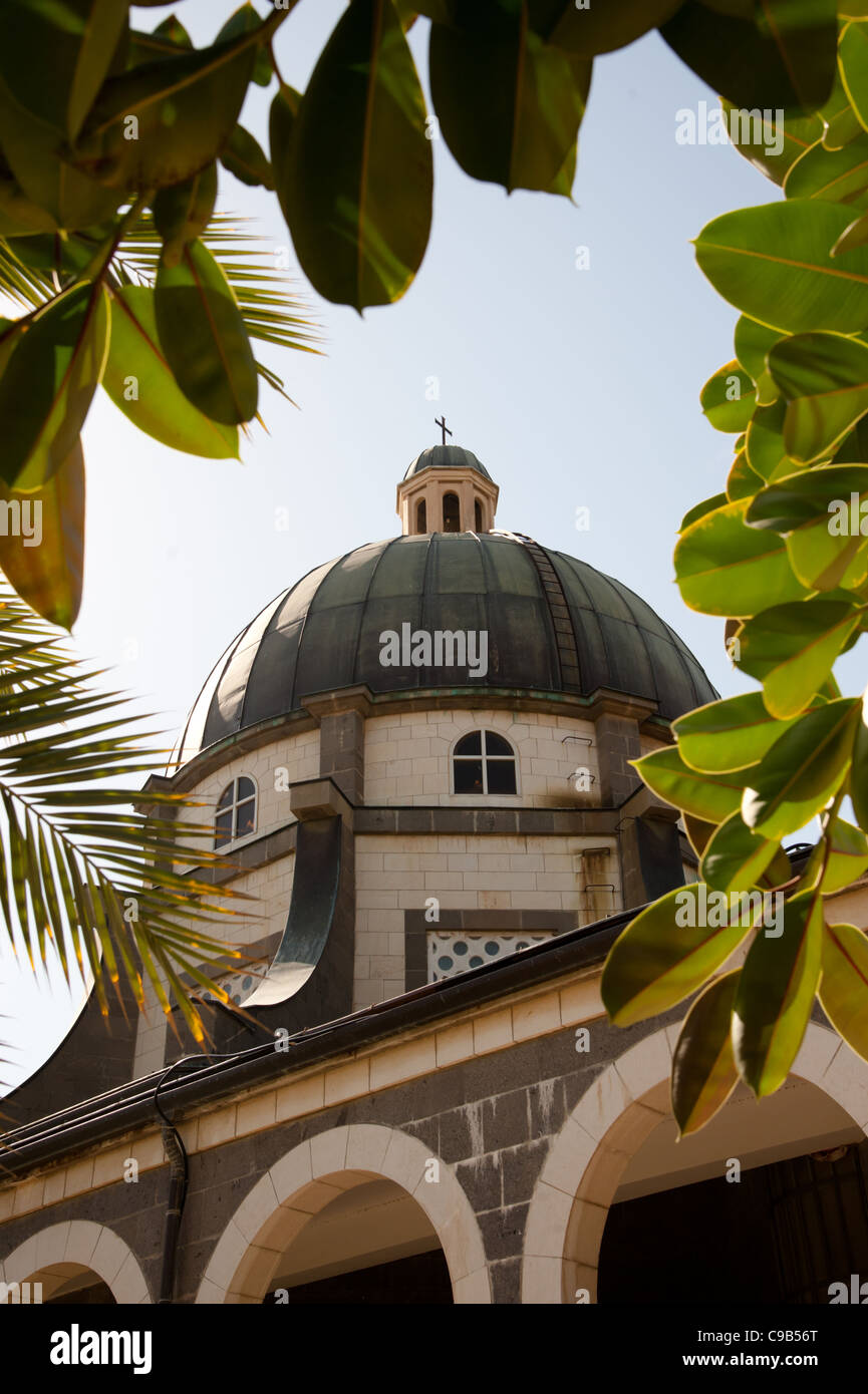 Die Kuppel der Kirche der Seligpreisungen erhebt sich über dem Berg der Seligpreisungen in der Nähe von Meer von Galiläa im Norden Israels. Stockfoto