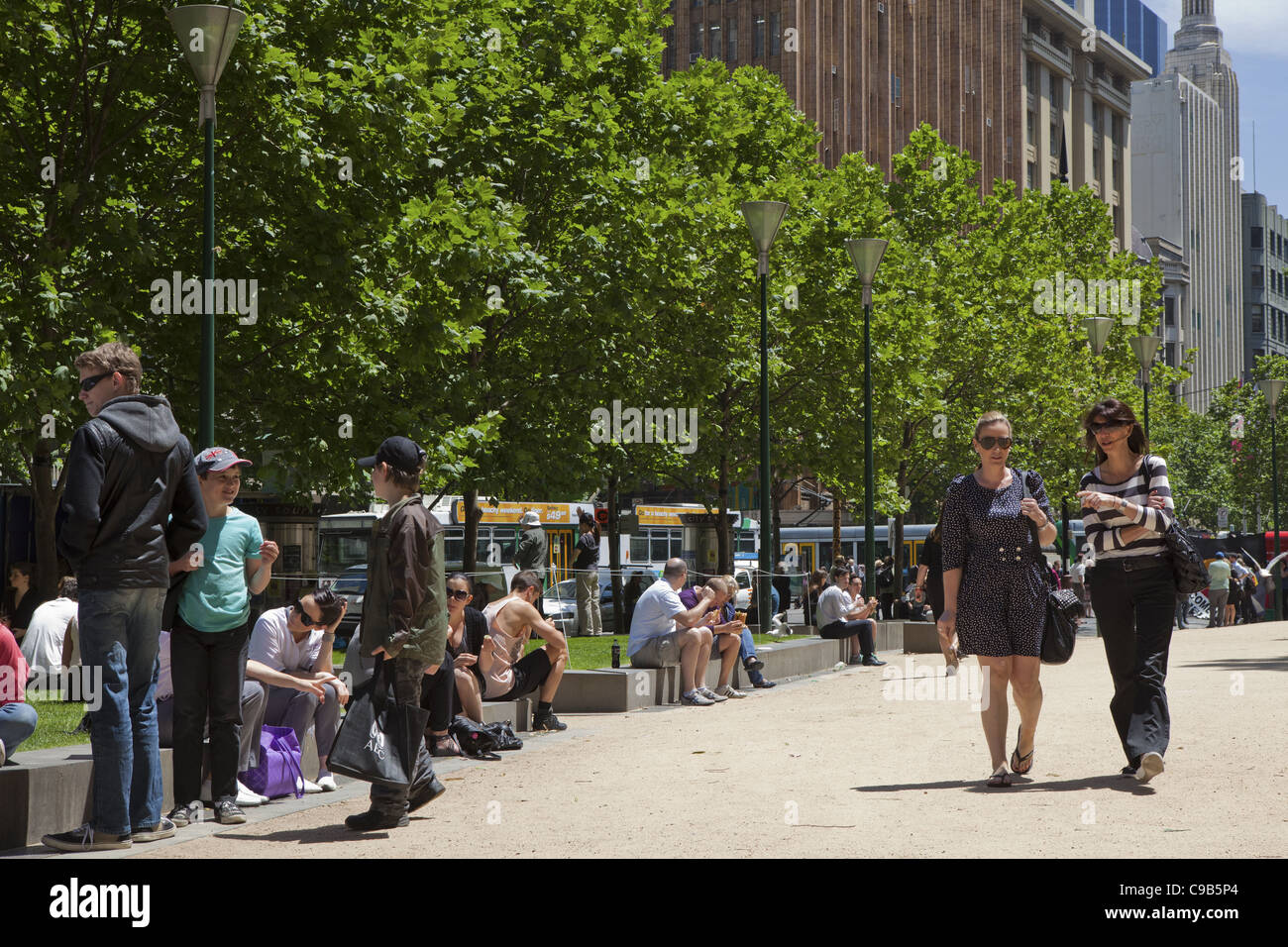 Melbourne Australien Stadt Zentrum australischen Menschen genießen das sonnige Wetter in der Straße Victoria. Stockfoto