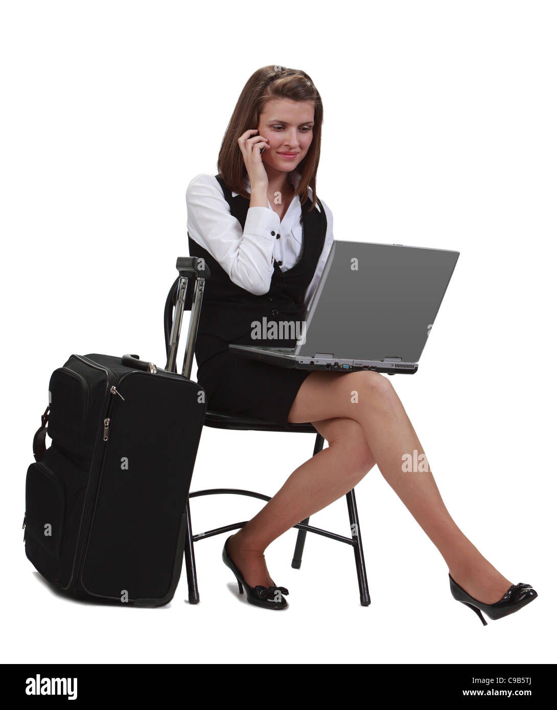 Junge Reisende Geschäftsfrau arbeiten am Laptop beim ruft per Telefon neben ihren Koffer. Stockfoto