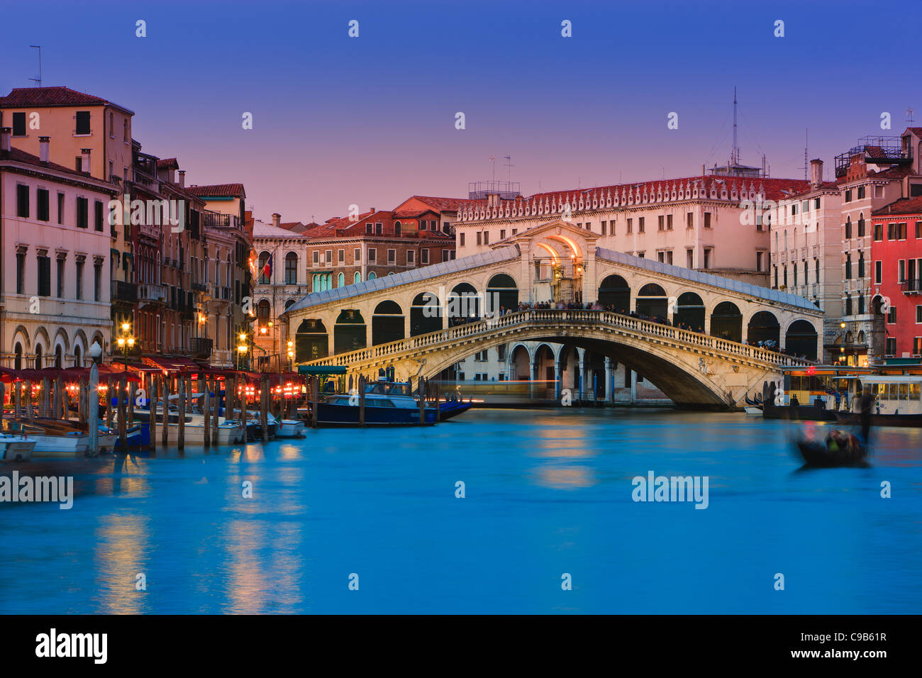 Sonnenuntergang in Venedig mit Blick auf die Rialtobrücke über den Canal Grande Stockfoto